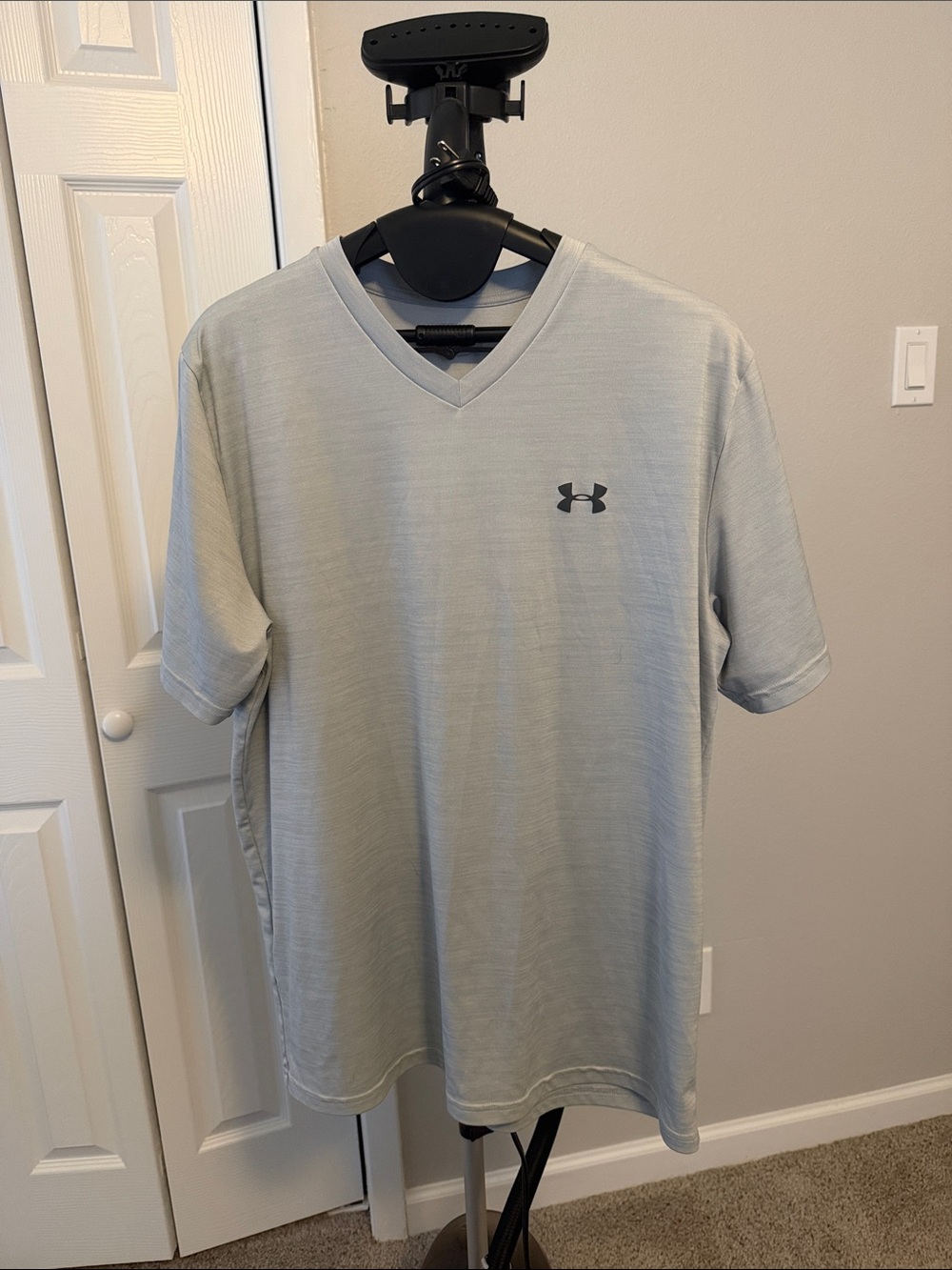 Under Armour Light Gray XL Women’s V-Neck Loose Heat Gear Performance Top